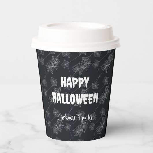Schwarzer Hintergrund mit Spinnennetzen. Personali Pappbecher (Vorderseite)