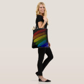 Schwarzer Hintergrund mit Streifen in Regenbogenfa Tasche (Am Model)