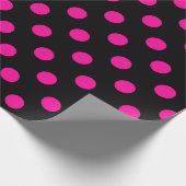Schwarzer Hintergrund Pink Polka Dots Geschenkpapier (Ecke)