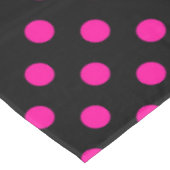 Schwarzer Hintergrund Pink Polka Dots Tischdecke (Schrägansicht)