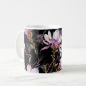 Schwarzer Hintergrund Rosa Magnolia Wasserfarbe Kaffeetasse (Vorderseite Links)