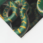 Schwarzer Hintergrund Schlange Muster Design Fleecedecke (Ecke)
