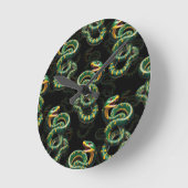 Schwarzer Hintergrund Schlange Muster Design Runde Wanduhr (Winkel)