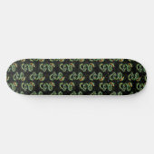 Schwarzer Hintergrund Schlange Muster Design Skateboard (Horizontal)