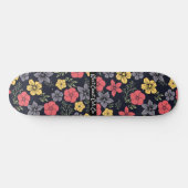 Schwarzer Hintergrund und farbenfrohe Blume Skateb Skateboard (Horizontal)