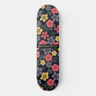 Schwarzer Hintergrund und farbenfrohe Blume Skateb Skateboard