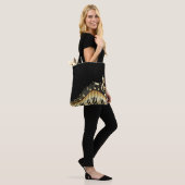 Schwarzer Hintergrund und goldene Noten Tasche (Am Model)