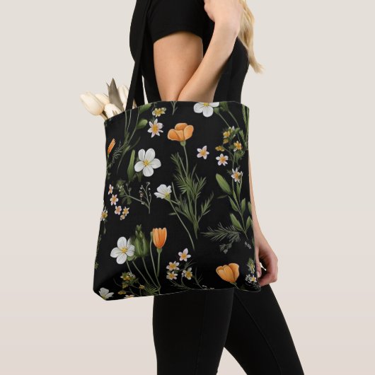 Schwarzer Hintergrund wild lebender Blume Tasche (Von Nahem)