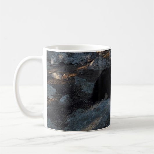 Schwarzer Hund auf Pine Camp Becher Kaffeetasse (Links)