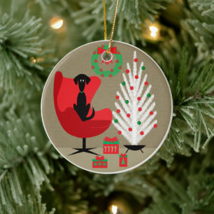 Schwarzer Hund im Weihnachtszimmer im Stil der Mit Keramik Ornament
