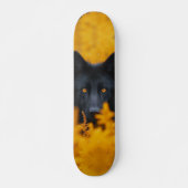 Schwarzer Hund mit Atemberaubenden Goldaugen Skateboard (Vorne)