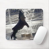 Schwarzer Hund springt auf der Wasserseite durch e Mousepad (Mit Mouse)