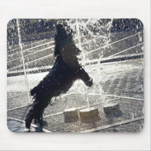 Schwarzer Hund springt auf der Wasserseite durch e Mousepad