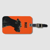 Schwarzer Hund vor orangefarbenem Hintergrund Gepäckanhänger (Vorderseite (Horizontal))