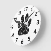 Schwarzer Hundepflaster mit weißen Schnörkeln und  Runde Wanduhr (Winkel)