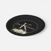 Schwarzer Individuelle Name Monogram White Roses Pappteller (Schrägansicht)