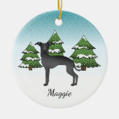 Schwarzer italienischer Grauhund im Winterwald Keramik Ornament (Vorne)