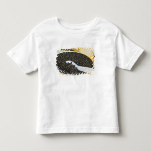 Schwarzer Kaviar und ein Löffel aus Perlmutt zum Kleinkind T-shirt