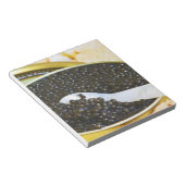 Schwarzer Kaviar und ein Löffel Perlmutt Notizblock (angewinkelt)