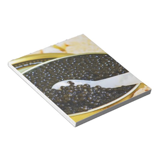 Schwarzer Kaviar und ein Löffel Perlmutt Notizblock (angewinkelt)