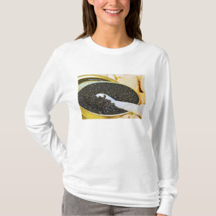 Schwarzer Kaviar und eine Löffel aus Perlmutt zum T-Shirt