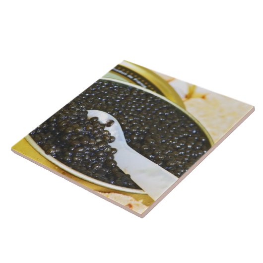 Schwarzer Kaviar und Löffel Perlmutt Fliese (Seite)