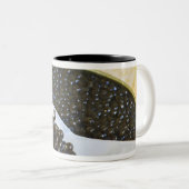 Schwarzer Kaviar und Löffel Perlmutt Zweifarbige Tasse (VorderseiteRechts)