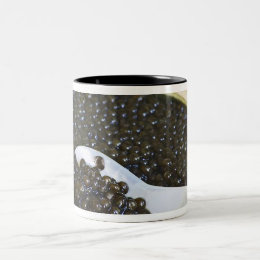 Schwarzer Kaviar und Löffel Perlmutt Zweifarbige Tasse (Mittel)