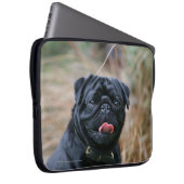 Schwarzer keuchender Mops beim Betrachten der Laptopschutzhülle (Vorne Rechts)