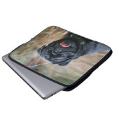 Schwarzer keuchender Mops beim Betrachten der Laptopschutzhülle (Vorne Knopf)