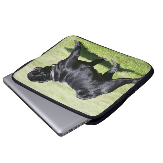 Schwarzer keuchender Mops beim Gehen Laptopschutzhülle (Vorne Knopf)