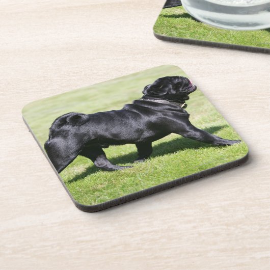 Schwarzer keuchender Mops beim Gehen Untersetzer (Linke Seite)