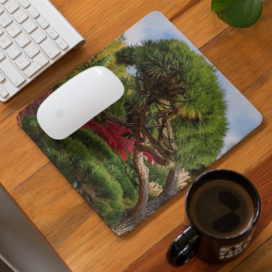 Schwarzer Kiefer und roter japanischer Ahornbaum Mousepad