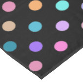 Schwarzer Konfetti Polka Punkte farbige Tischdecke (Schrägansicht)