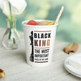 Schwarzer König das wichtigste Stück in Spiel 2 Pappbecher