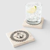 Schwarzer Kranz und eingravierter Nautikanker Steinuntersetzer (Seitenansicht)