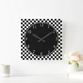Schwarzer Kreis weißes Schachbretmuster Quadratische Wanduhr (Zuhause)