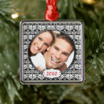 Schwarzer Kronleuchter Damask Foto Weihnachtsschmu Silbernes Ornament<br><div class="desc">Black Chandelier Damask Foto Weihnachtsschmuck Weihnachtsmeisterschaften Hochzeitsfeier - um die Hintergrundfarbe zu ändern - klicken Sie auf anpassen - klicken Sie auf bearbeiten - wählen Sie das letzte Tool im Drop-Down-Menü und wählen Sie aus einer der angezeigten Farben oder geben Sie Ihren RGB-Hex-Code für Ihre eigene Hochzeitsfarbe ein - um...</div>