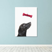 Schwarzer Lab gemischter Hund mit rotem Hundeknoch Leinwanddruck (Insitu (Holzboden))