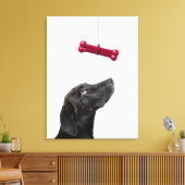Schwarzer Lab gemischter Hund mit rotem Hundeknoch Leinwanddruck (Insitu (Wohnzimmer))