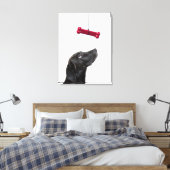 Schwarzer Lab gemischter Hund mit rotem Hundeknoch Leinwanddruck (Insitu (Schlafzimmer))