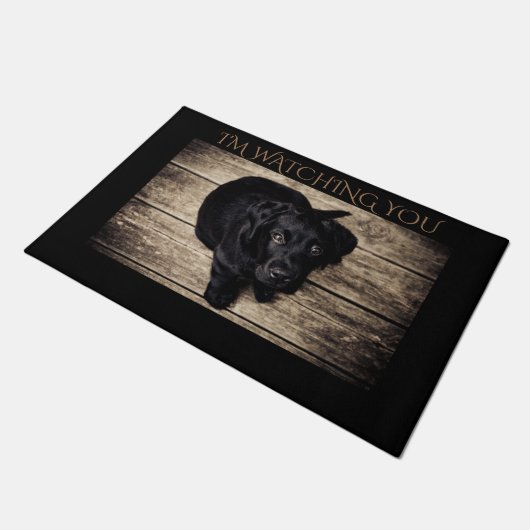 Schwarzer Lab. "Ich beobachte dich" Fußmatte (Schrägansicht)