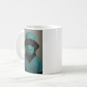 Schwarzer Lab in OP-Kleidung Kaffeetasse (Vorderseite Links)
