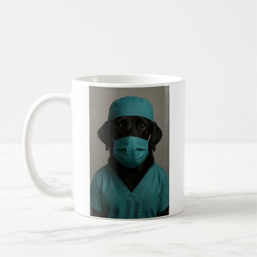 Schwarzer Lab in OP-Kleidung Kaffeetasse (Links)