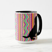 Schwarzer Labrador auf hellem aztekischem Streifen Tasse (VorderseiteRechts)