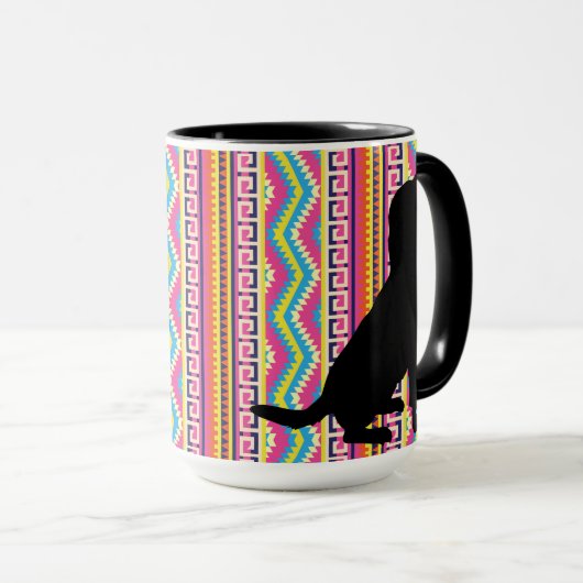 Schwarzer Labrador auf hellem aztekischem Streifen Tasse (VorderseiteRechts)