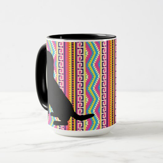 Schwarzer Labrador auf hellem aztekischem Streifen Tasse (Vorderseite Links)