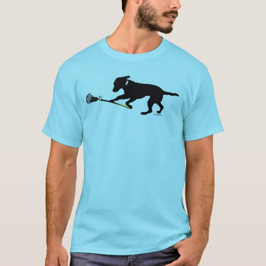 Schwarzer Labrador, der den T - Shirt der (Vorderseite)