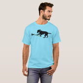 Schwarzer Labrador, der den T - Shirt der (Vorne ganz)