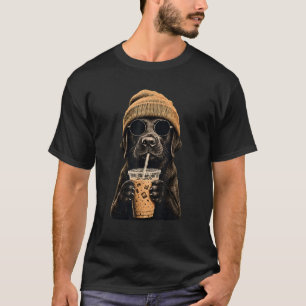 Schwarzer Labrador-Hipster-Hund trinkt eisgekühlte T-Shirt